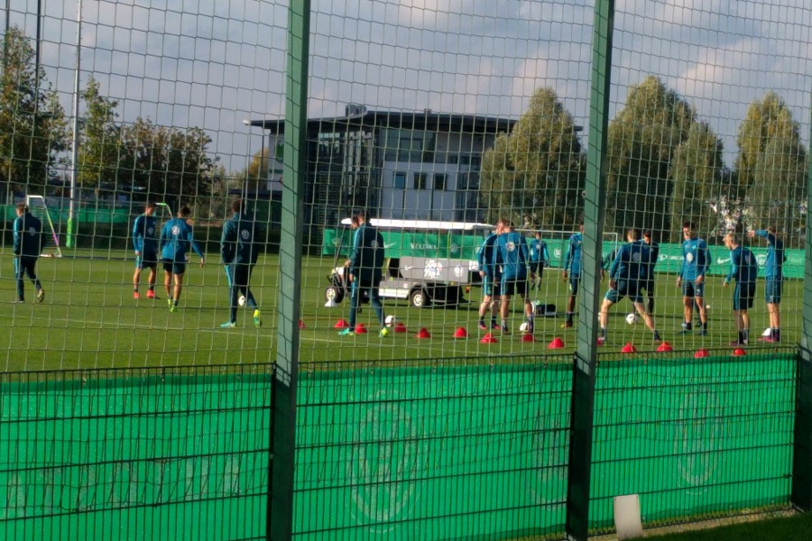 Durch den Zaun gespäht: Die Wölfe beim ersten Training mit Coach Valérien Ismaël