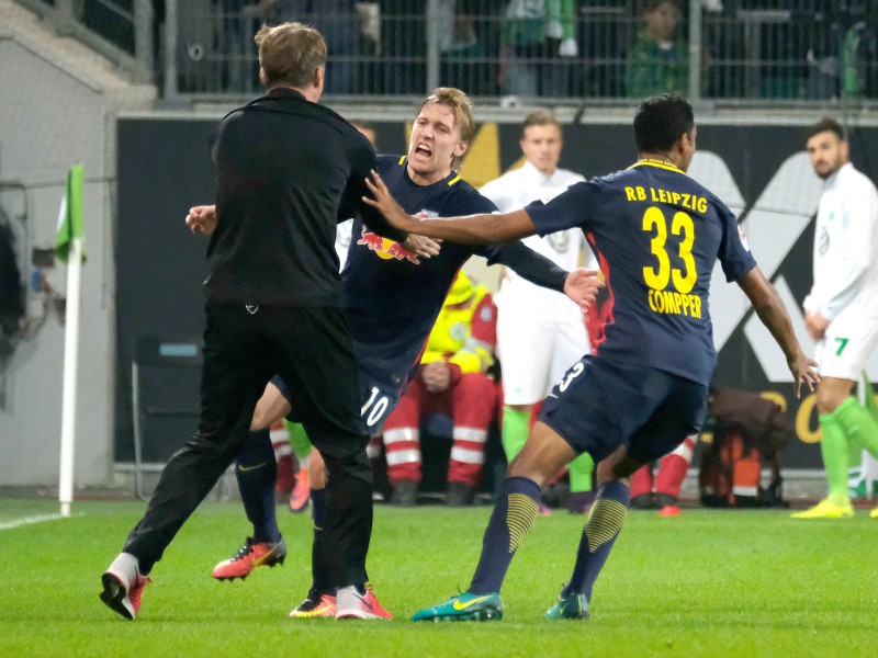 Er hat den VfL in dessen nächste Niederlage geschossen: Emil Forsberg (M). Hier jubelt er mit seinem Trainer Ralph Hasenhüttl (l.) und seinem Mannschaftskollegen Marvin Comppe.