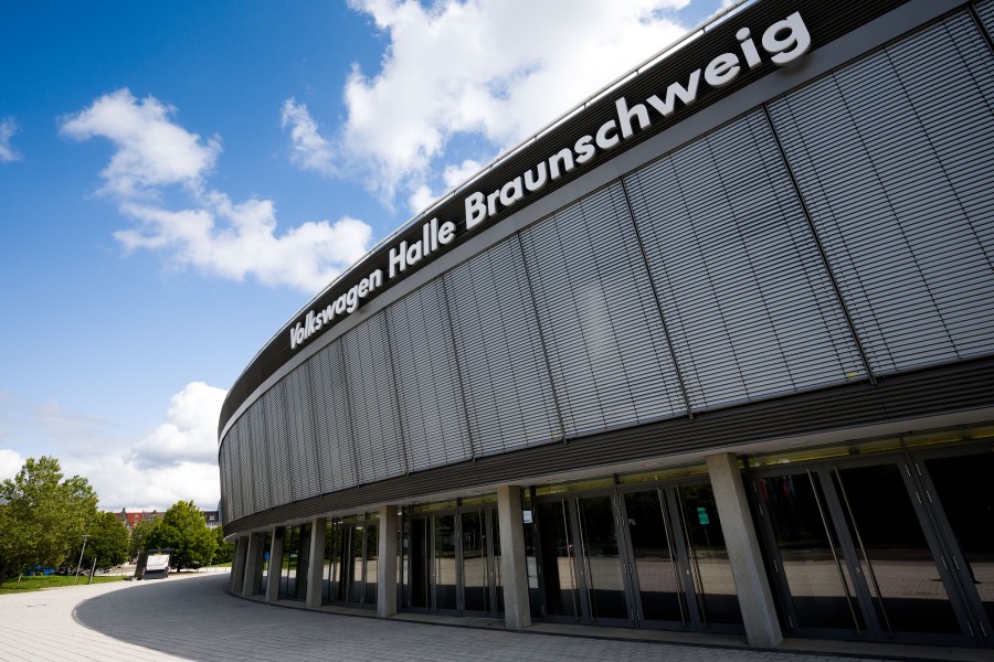 Die Volkswagen Halle in Braunschweig. Hier soll bald getestet werden. (Archivbild)