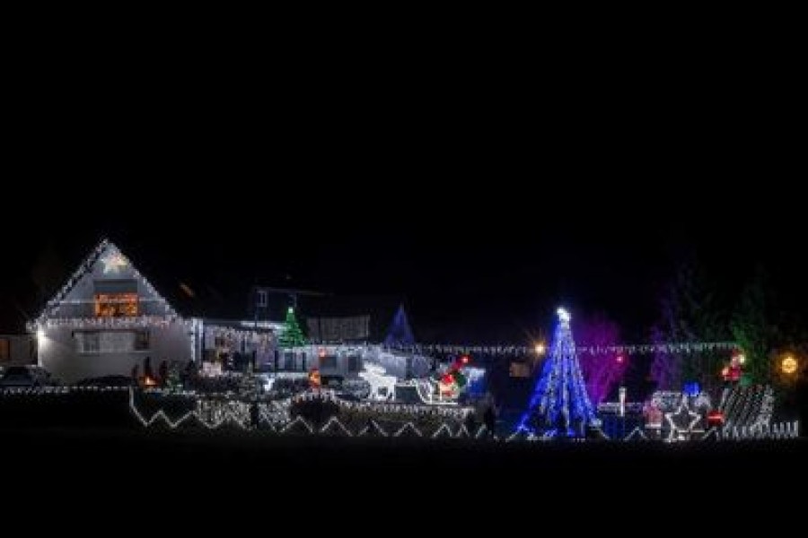 Das Weihnachtshaus in Schladen leuchtet für einen guten Zweck. 