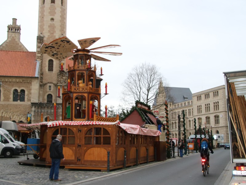  Die Weihnachtspyramide an der Münzstraße macht schon Lust auf den ersten Glühwein. Wenn sie sich dann noch dreht ... 