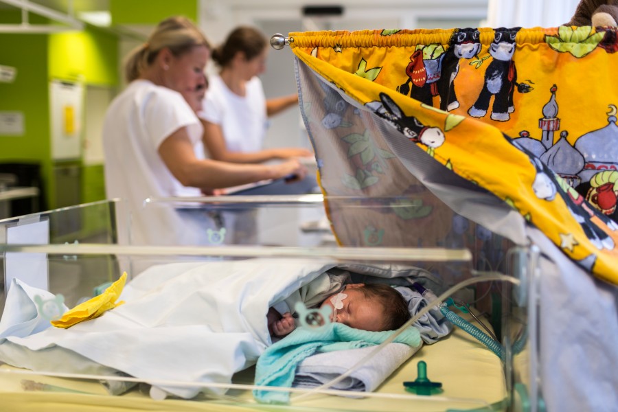 Am Mittwoch ist „Welt-Frühgeborenen-Tag“: In der Autostadt Wolfsburg sollen die lila Türme nun auf den Tag aufmerksam machen.
