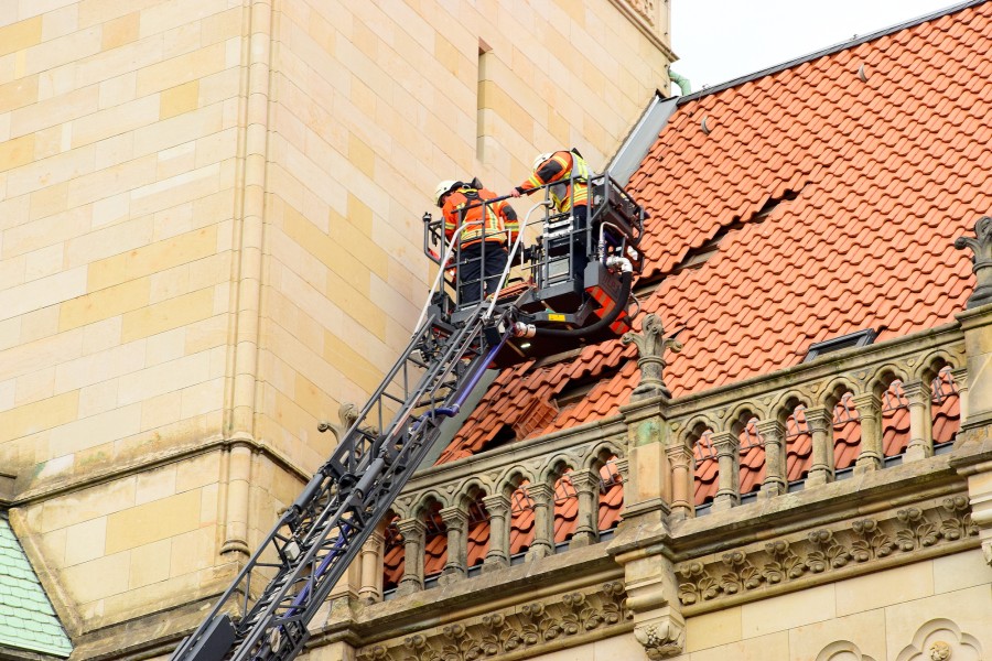 Die Feuerwehr hatte auch am Vormittag auf dem Dach des Braunschweiger Rathaus zu tun. 
