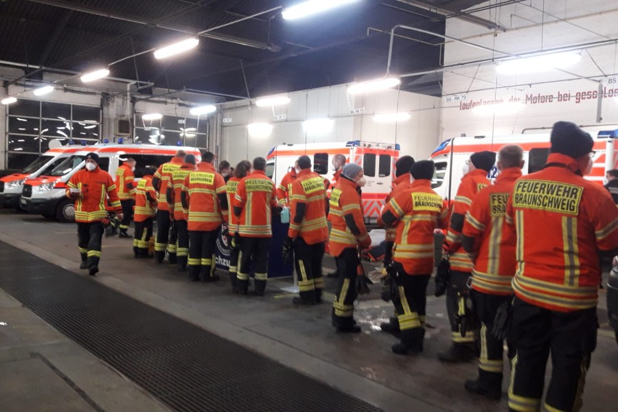 Einsatzkräfte in der DRK Unterkunft am Hauptgüterbahnhof. 