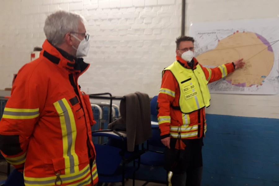 Sebastian Damm, Einsatzleiter der Berufsfeuerwehr Braunschweig, und Ingo Schönbach, Stadtbrandmeister (links) erläutern das Evakuierungsgebiet. 