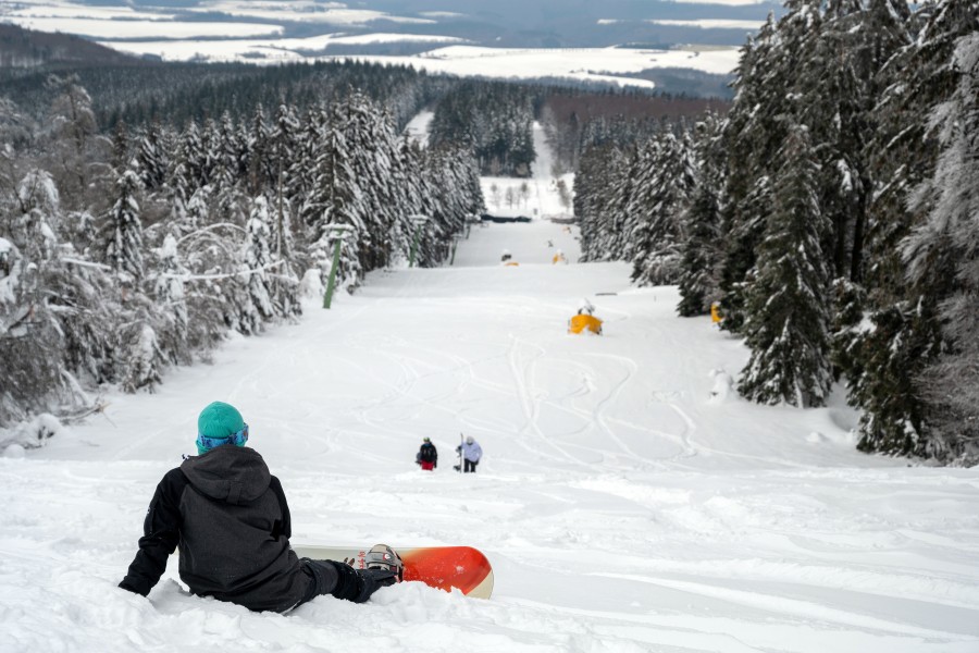 Für Wintersportler sorgen die Betreiber im Harz mit Kunstschnee für ein spaßiges Schnee-Erlebnis. (Symbolbild)
