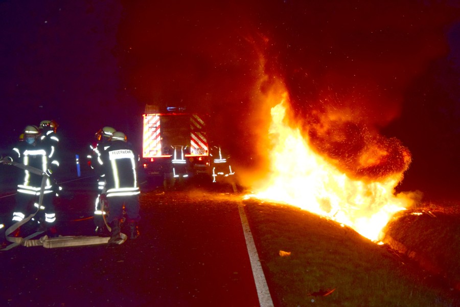 Der Wagen ging nach dem Unfall in Wolfenbüttel in Flammen auf.