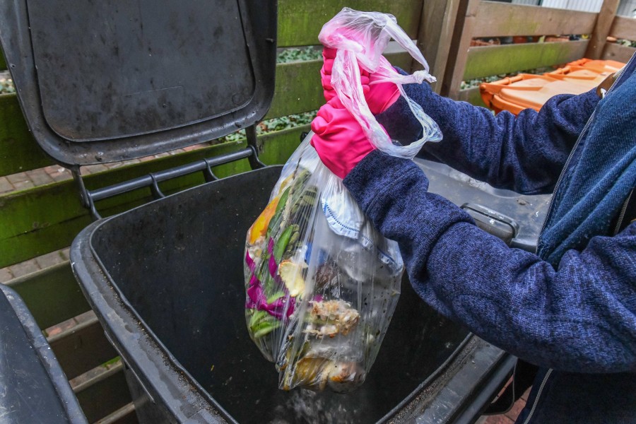 In Wolfsburg machte eine Frau in einer Mülltonne eine schreckliche Entdeckung. (Symbolbild)