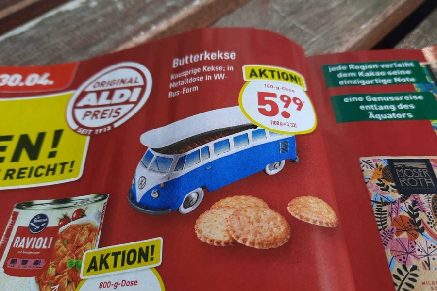 Sonderaktion bei Aldi – auch in Wolfsburg: Die VW-Bus Keksdose. 