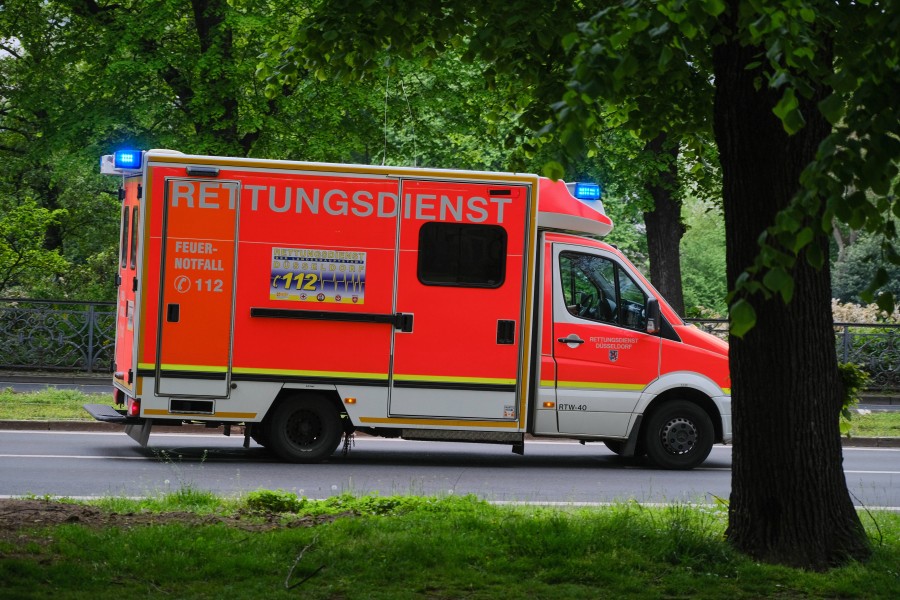 Mit einem Krankenwagen wurde der 38-Jährige schnell in ein Krankenhaus in Wolfsburg gebracht. (Symbolbild)