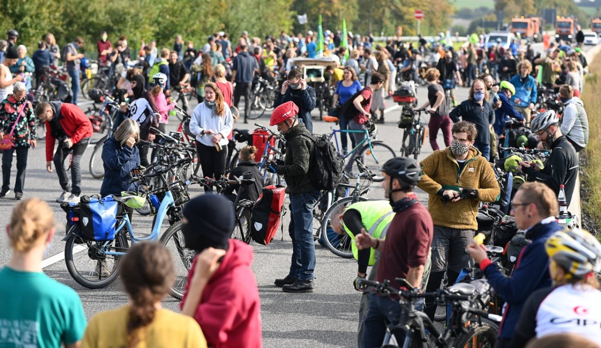 a2 autobahn braunschweig fahrrad aktivisten protest