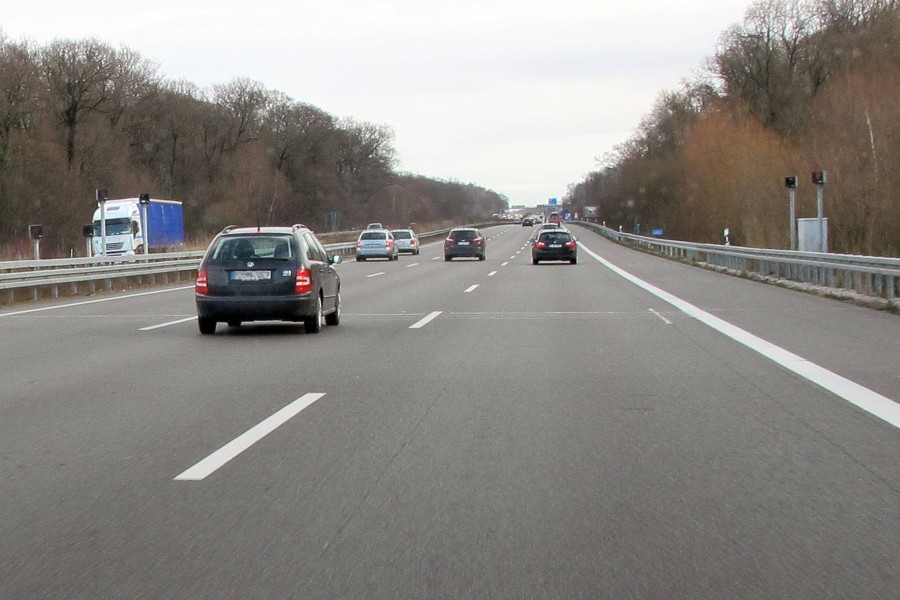 Auf der A2 bei Braunschweig hat die Polizei den Fahrer kontrollieren wollen. (Archiv)