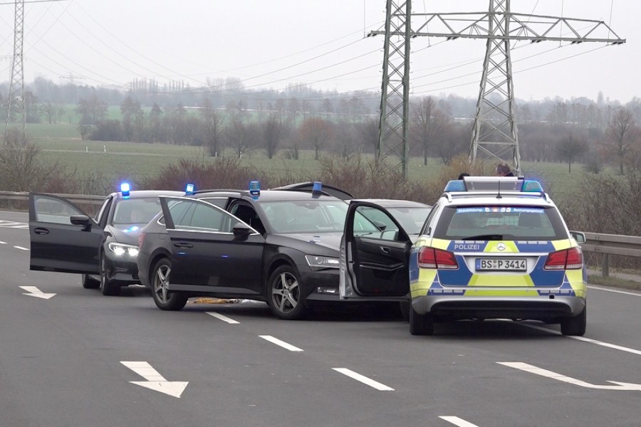 Ein Mercedes ist auf der A2 vor der Polizei abgehauen. Das Ganze begann in Braunschweig...