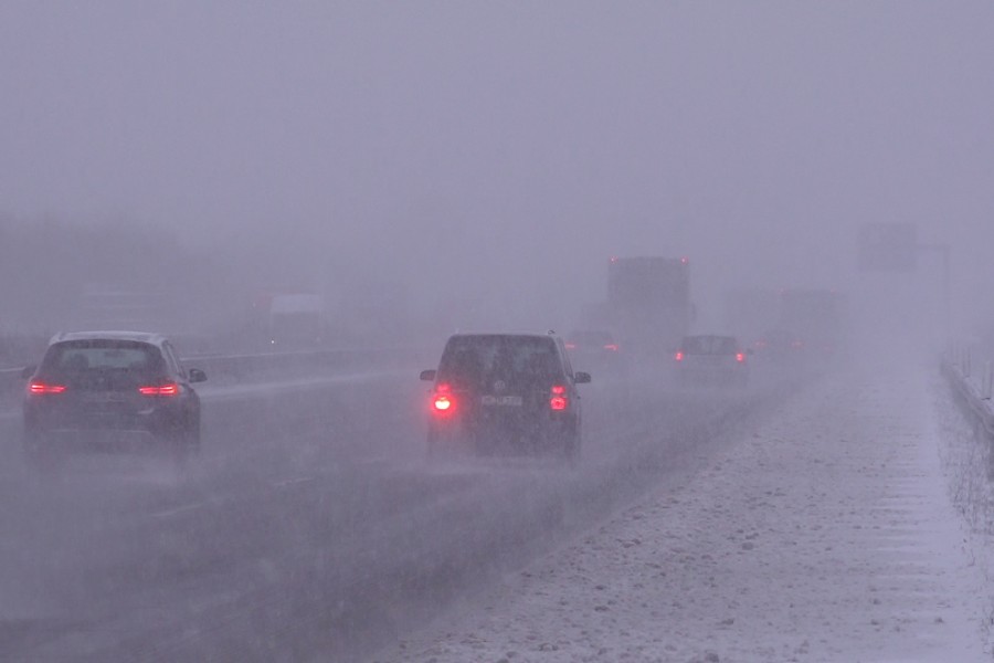 Starker Schneefall sorgte am Freitag auf der A2 für Verkehrsbehinderungen.