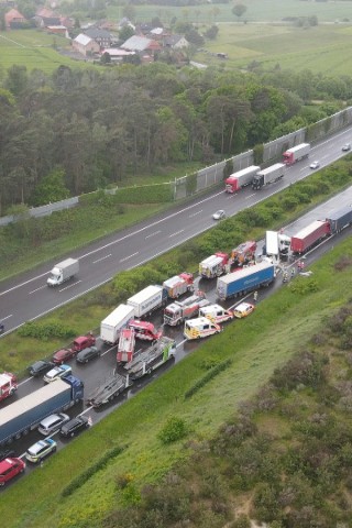 Fünf Lkw waren bei dem Unfall auf der A2 beteiligt. 