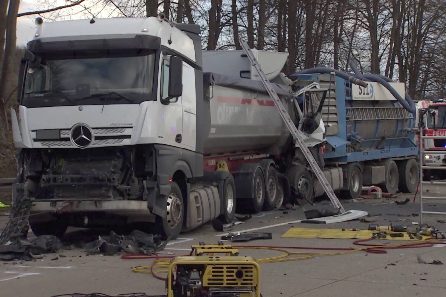 A7 bei Hildesheim: Nach dem Unfall glich die Autobahn einem Trümmerfeld. 