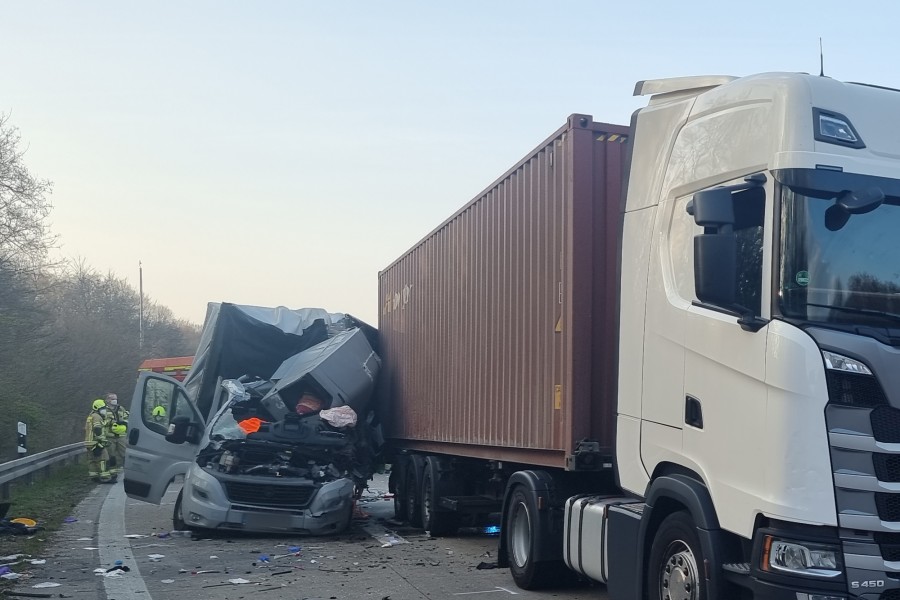  Bei dem Auffahrunfall auf der Autobahn 7 nahe Hannover ist der Fahrer eines Kleintransporters ums Leben gekommen. 