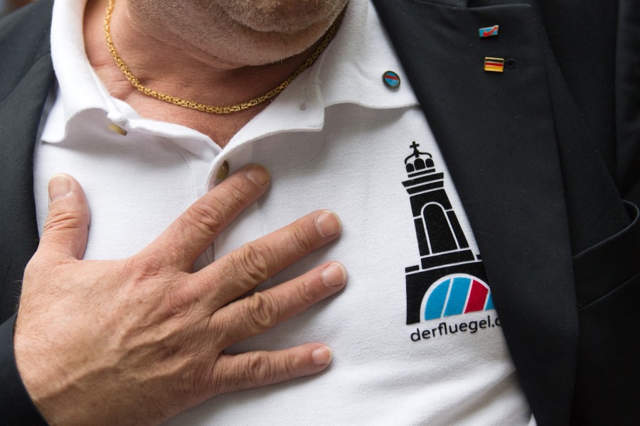 AfD Niedersachsen: Ein Teilnehmer des Treffens zeigt das Logo des „Flügels“. (Symbolbild)