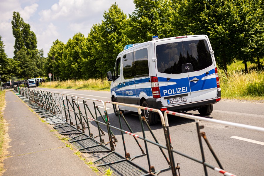 Einsatzkräfte der Polizei kontrollieren den Bereich um den Veranstaltungsort des Sonderparteitages der AfD Niedersachsen in Braunschweig. 