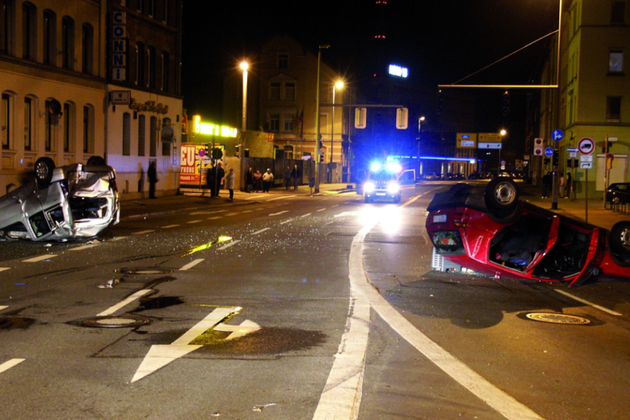 Auch in Braunschweig gibt es hin und wieder illegale Autorennen – teils mit schlimmen Folgen. Dieses Bild ist schon etwas älter. Es zeigt die Szenerie nach einem Raser-Unfall auf dem Neustädter Ring.