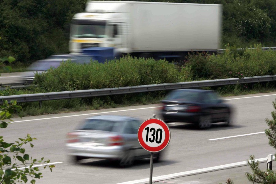 Die Geschwindigkeitsbegrenzung von 130 nahm ein Autofahrer auf der A2 nicht ganz so genau. (Symbolbild)