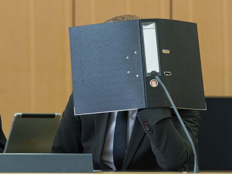 Der 28-jährige Angeklagte sitzt am 06.04.2016 bei Prozessbeginn im Landgericht Braunschweig in Braunschweig.