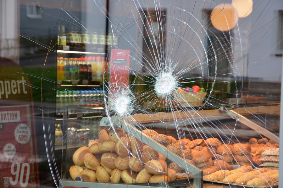 Wolfsburg: Einbrecher schlagen die Scheibe einer Bäckerei ein. (Symbolbild)