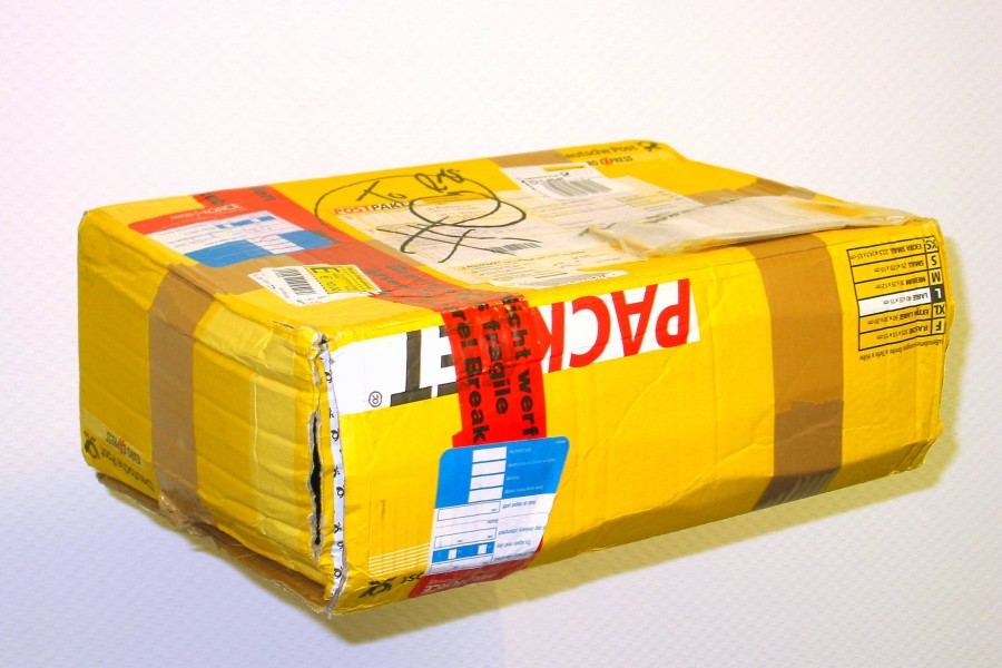 Ein beschädigtes Paket muss nicht vom Empfänger angenommen werden. (Symbolbild)