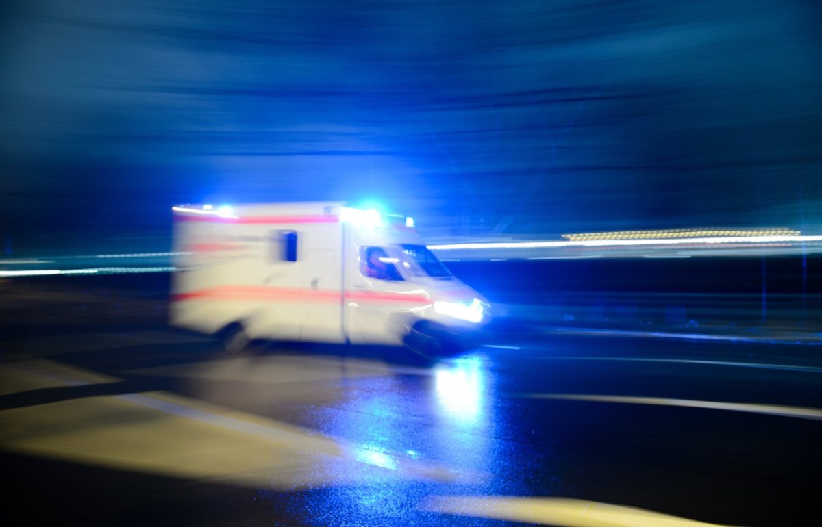blaulicht rettungswagen krankenwagen nacht abend