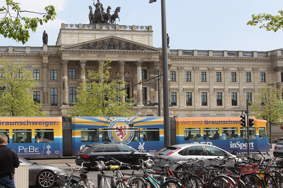 Braunschweig: Ein Mann fährt Straßenbahn im Nebenjob. (Symbolbild)