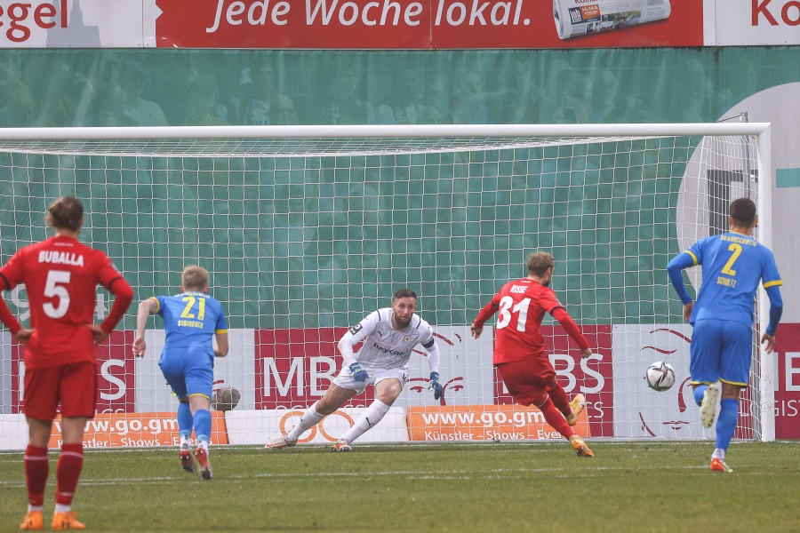 Eintracht Braunschweigs Elfmetertöter Jasmin Fejzic war beim ersten Elfmeter machtlos. 