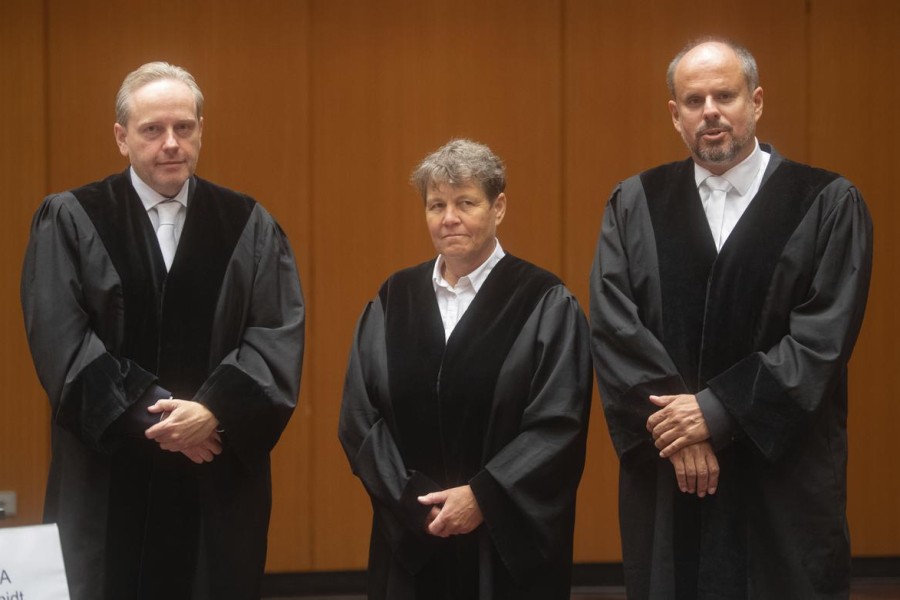 Die Staatsanwaltschaft mit Oberstaatsanwalt Andre Schmidt (l-r), Oberstaatsanwältin Elke Hoppenworth und dem Ersten Staatsanwalt Daniel Facca steht zu Prozessbeginn in der Stadthalle Braunschweig.