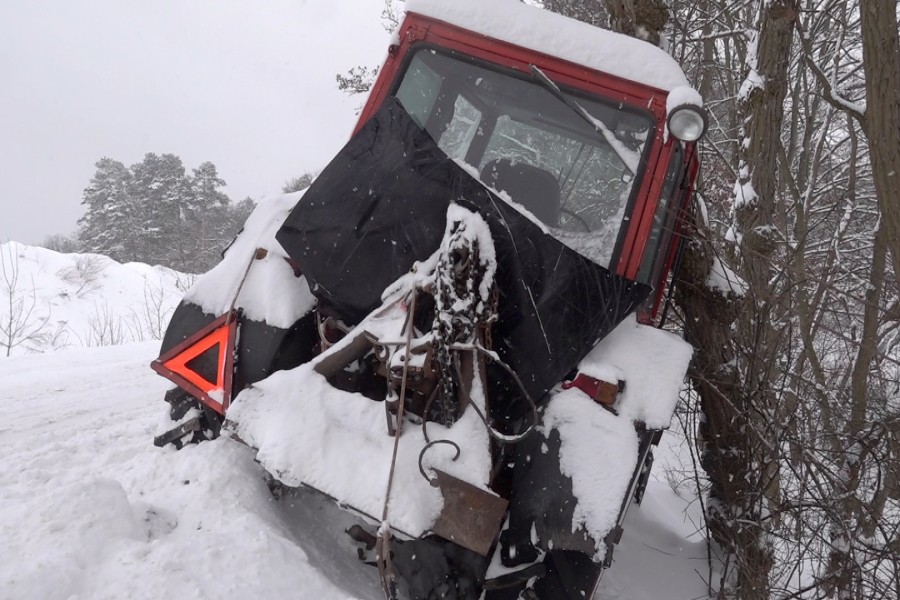 Der Mann war mit dem Traktor in einem eher abgelegenen Gebiet unterwegs und dort verunglückt. 