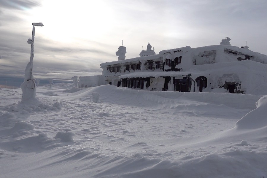 Der Brockenbahnhof, die Schienen, Bahnsteige und die angrenzenden Gebäude versinken derweil immer weiter im meterhohen Schnee.