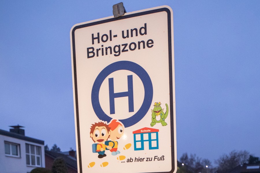 Hol- und Bringzonen sollen auch in Braunschweig das Elterntaxi-Chaos entzerren. Doch nicht überall läuft das Projekt gut an. (Symbolbild)