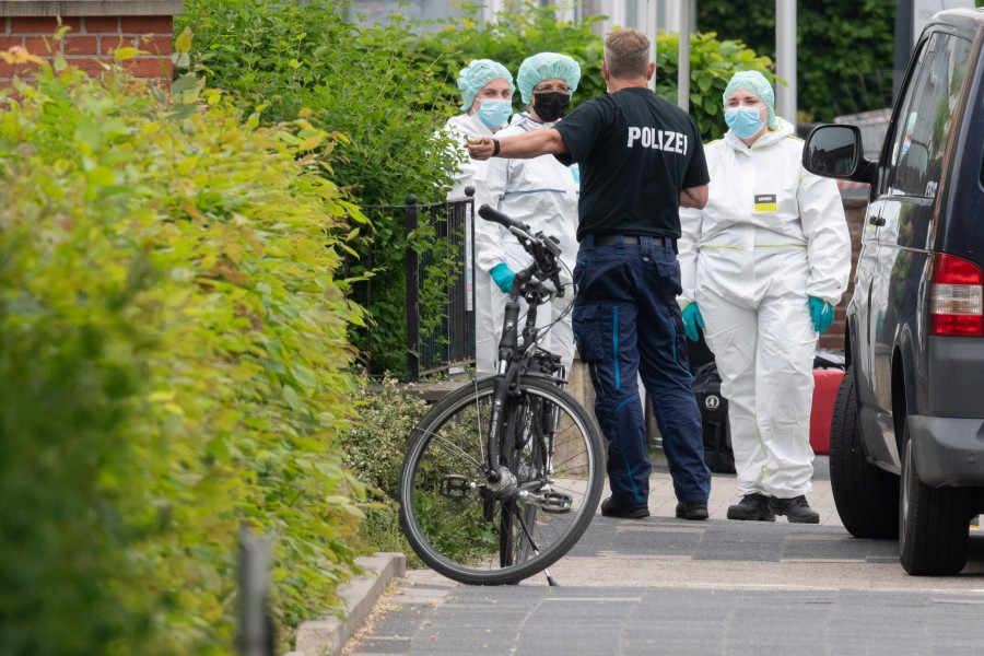 Mitarbeiter Spurensicherung der Polizei stehen am Amtsgericht Celle. Auf dem Gelände des Amtsgerichts hat ein Mann eine Frau und anschließend sich selbst erschossen. Die Schüsse sind in der Nähe des Eingangs gefallen. | 