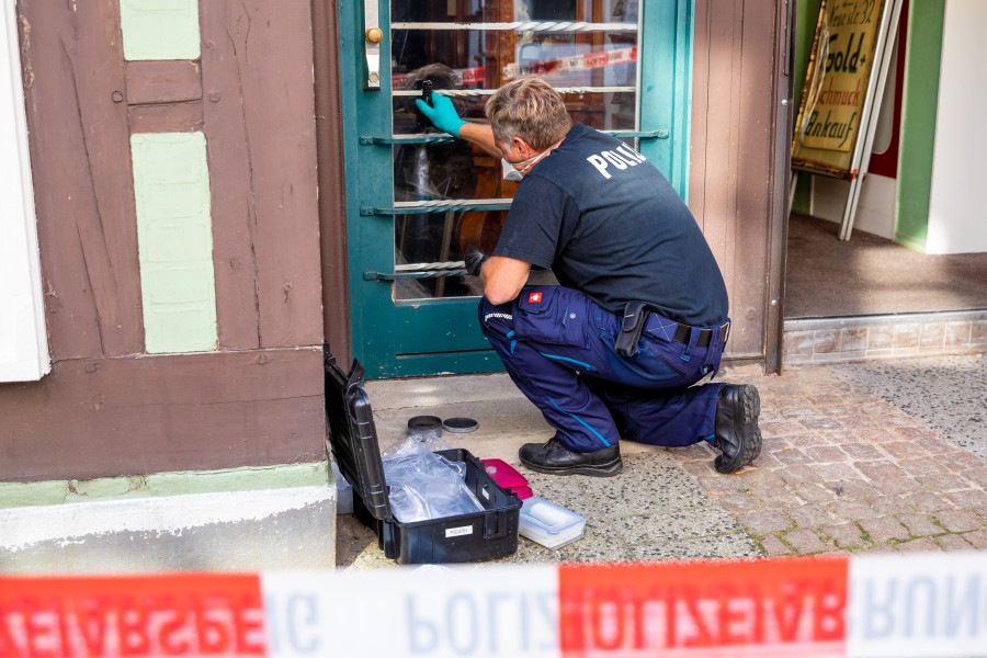 Celle: Ein Polizist sichert Spuren vor dem Juweliergeschäft. 