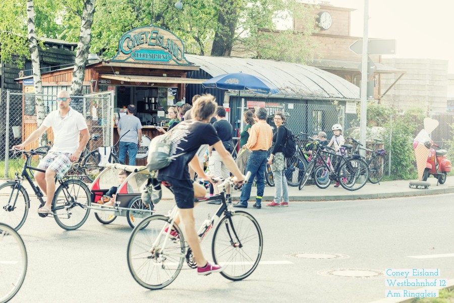 Viele Radfahrer steuern "Coney Eisland" in Braunschweig an.  