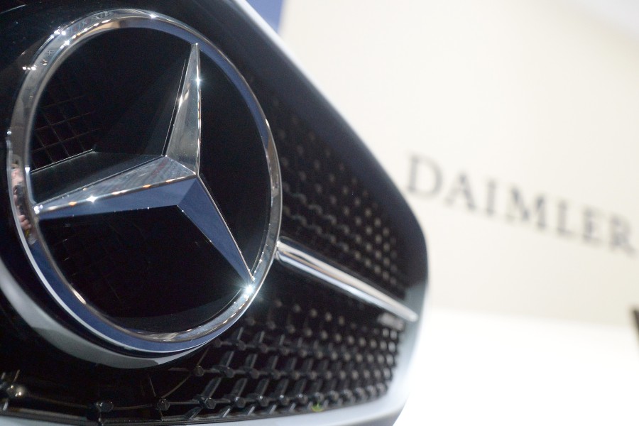 Das Emblem der Fahrzeugmarke Mercedes.