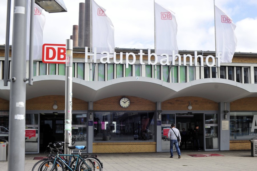 Wolfsburg Hauptbahnhof: Von hier aus sollten bald häufiger Züge der Deutschen Bahn nach Braunschweig fahren. 