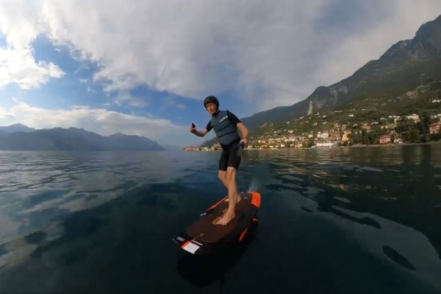 Herbert Diess in Aktion – „Mit bis zu 45 km/h fliegt man quasi auf dem Surfbrett über das Wasser – Wahnsinn!“