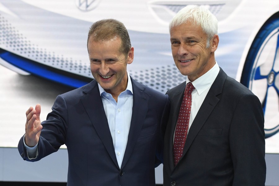 Herbert Diess (links), VW-Markenvorstand, und Konzernchef Matthias Müller (Archivbild)