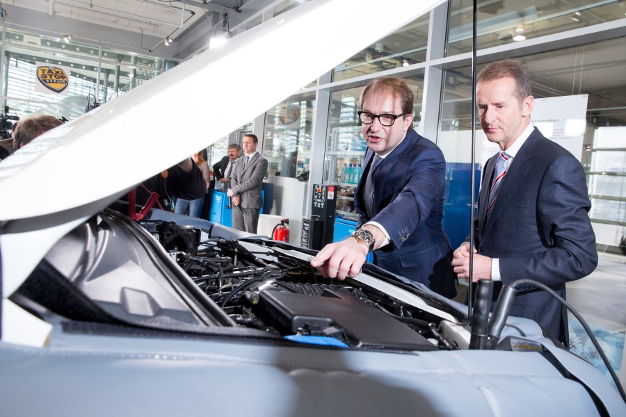 Verkehrsminister Dobrindt (links) mit VW-Markenvorstand Herbert Deiss bei einem Besuch einer Service Station in Berlin.