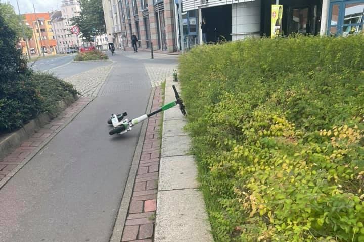 Corinna hat am Donnerstag diesen Lime-E-Scooter neben der Auguststraße entdeckt. Dass viele E-Scooter einfach so irgendwo herumliegen, ärgert sie maßlos. 