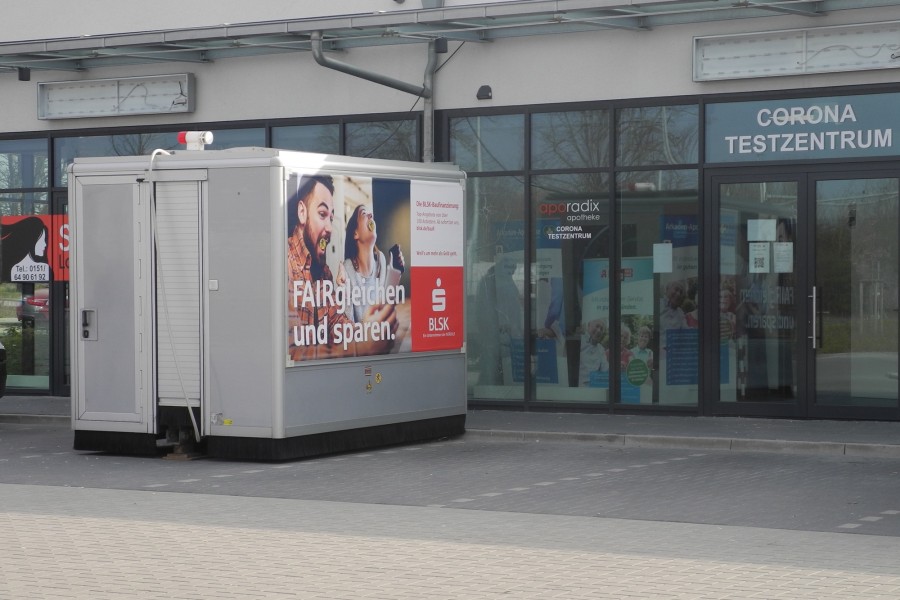 Äußerlich fast unversehrt: Auf diesen Geldautomaten-Container auf einem Edeka-Parkplatz in Braunschweig-Rautheim hatten es die Täter abgesehen. 