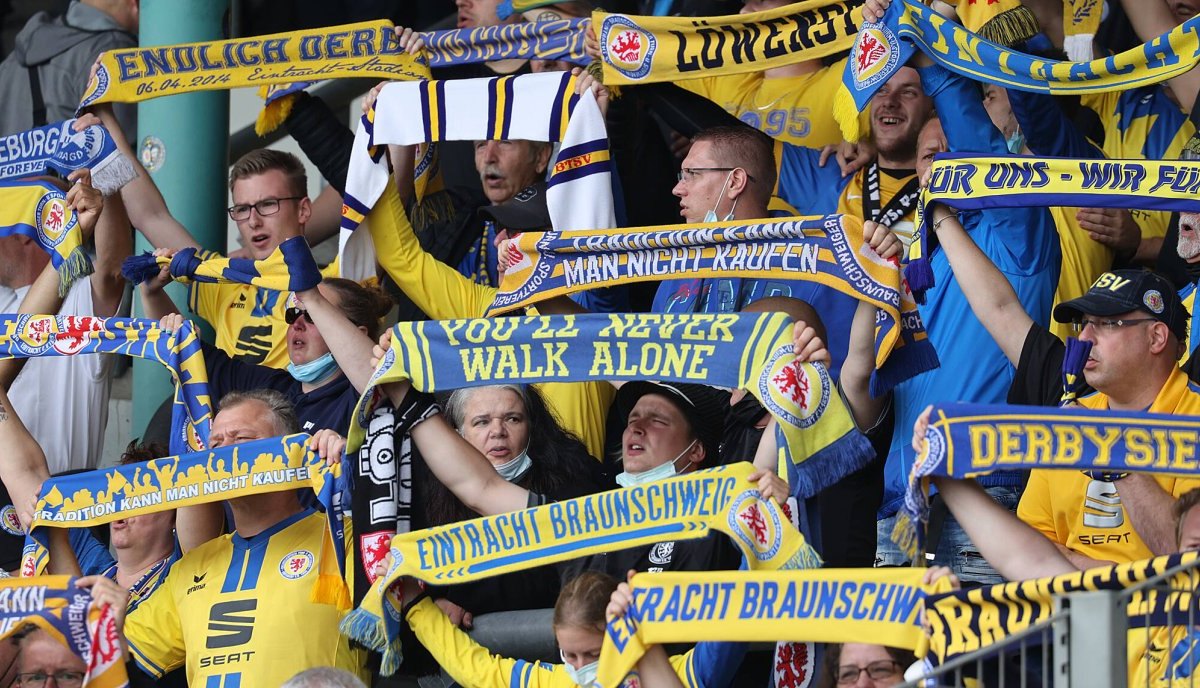 BTSV: BS-Fans Fangesang!  #Braunschweig #Eintracht