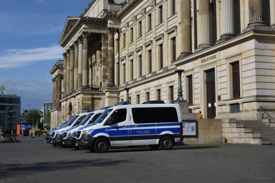 Braunschweig: Die Polizei hat einige Wagen vor dem Schloss positioniert. 