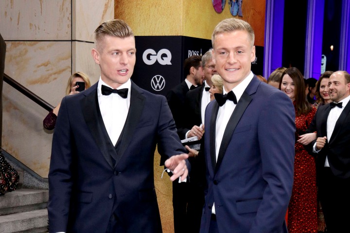 Toni und Felix Kroos (Eintracht Braunschweig) in festlichem Aufzug: Die zwei Brüder haben anscheinend nicht nur Jogginghosen im Kleiderschrank. 