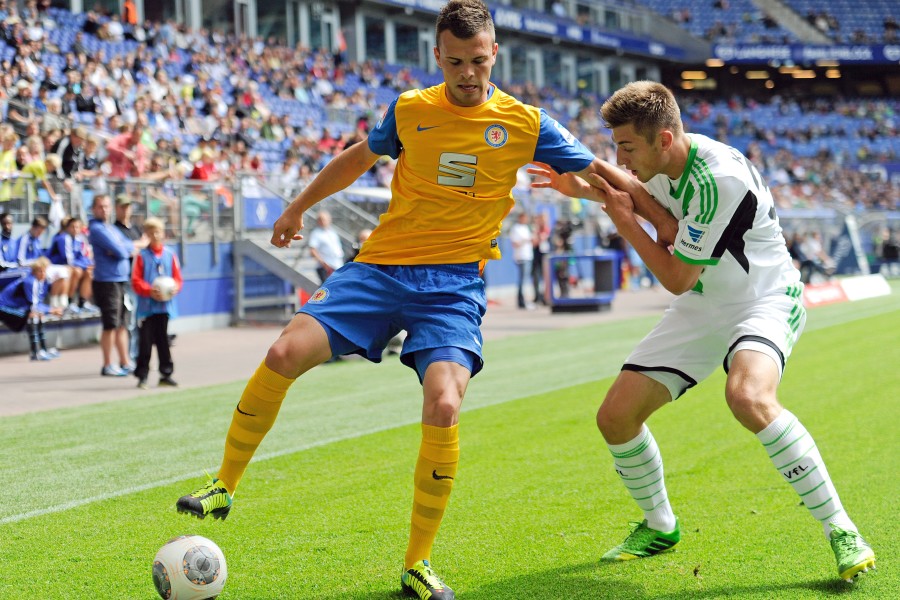 Braunschweigs Orhan Ademi und Wolfsburgs Robin Knoche kämpfen in einem Testspiel 2013 um den Ball.