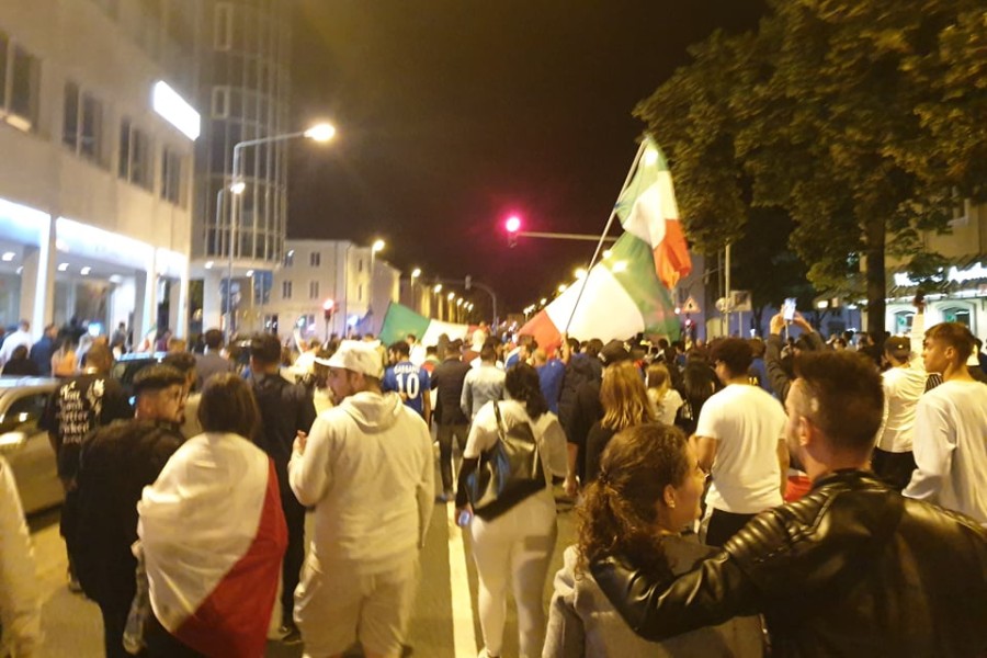 Dann halt zu Fuß: Italien-Party in der Pestalozziallee!